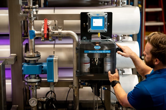 Ultra Low Range CL17sc Total Chlorine Analyzer with Pressure Regulation Installation Kit and SC4500 Controller